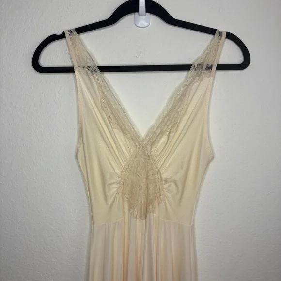 Olga Vintage Cream Yellow Maxi Nightgown Bodysilk Made in USA Lingerie - Picture 2 of 8